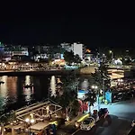 Debbie's δίπλα στο νερό !
