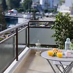 Debbie's δίπλα στο νερό ! דירה *