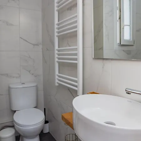 Debbie's δίπλα στο νερό ! Apartment *