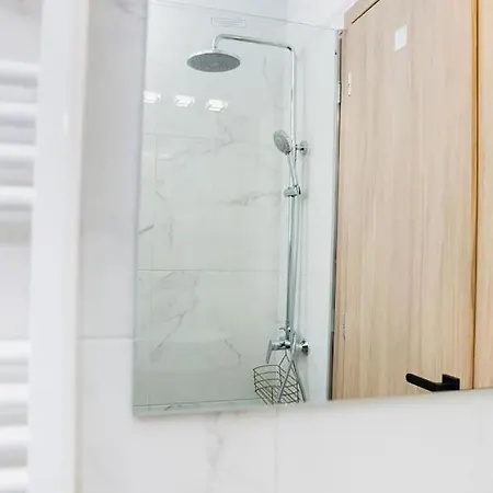 Debbie's δίπλα στο νερό ! Apartment *