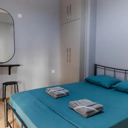 Debbie's δίπλα στο νερό ! Chalkís