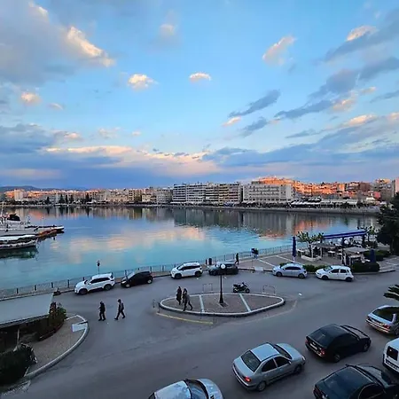 Debbie's δίπλα στο νερό ! Chalkís