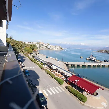 Debbie's δίπλα στο νερό ! Chalkís