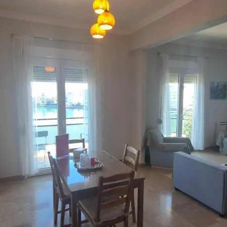 Debbie's δίπλα στο νερό ! Apartman *