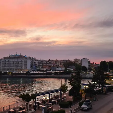 Debbie's δίπλα στο νερό ! Apartment *