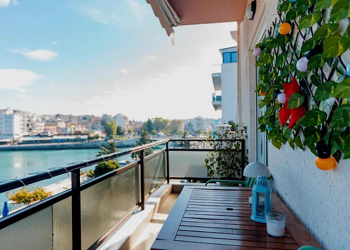 Debbie's δίπλα στο νερό ! Χαλκίδα